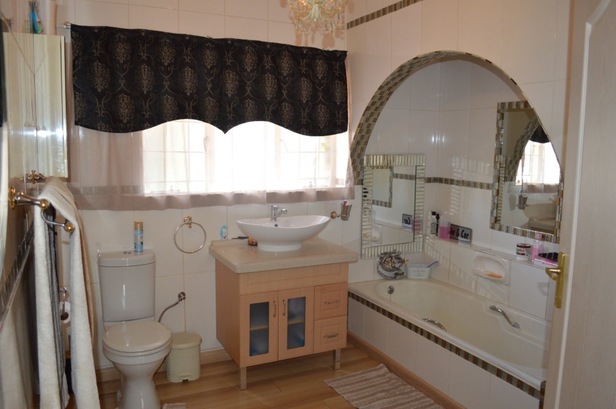 8 Bedroom Property for Sale in Flamwood North West